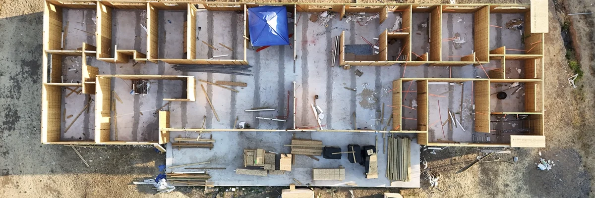 Vista aérea de casa armada en panel SIP, sin cielos, se puede apreciar layout estructural.