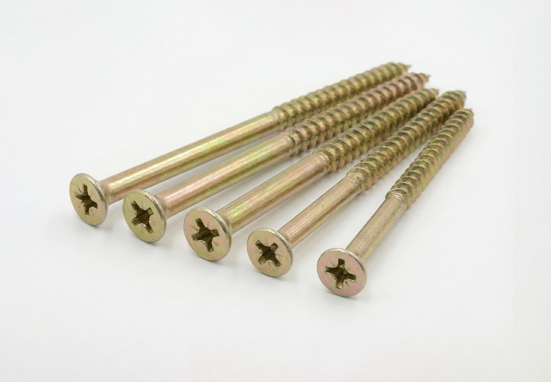 Tornillos estructurales tipo turbo cabeza plana bicromatados para madera y paneles SIP.